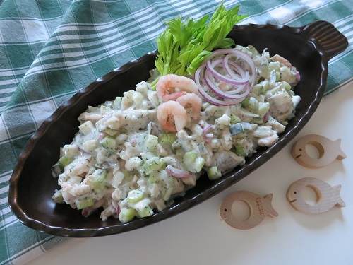 Cremiger Rostocker Heringstopf mit Herings- & Garnelenhappen, Gurken, Sellerie und Zwiebeln.