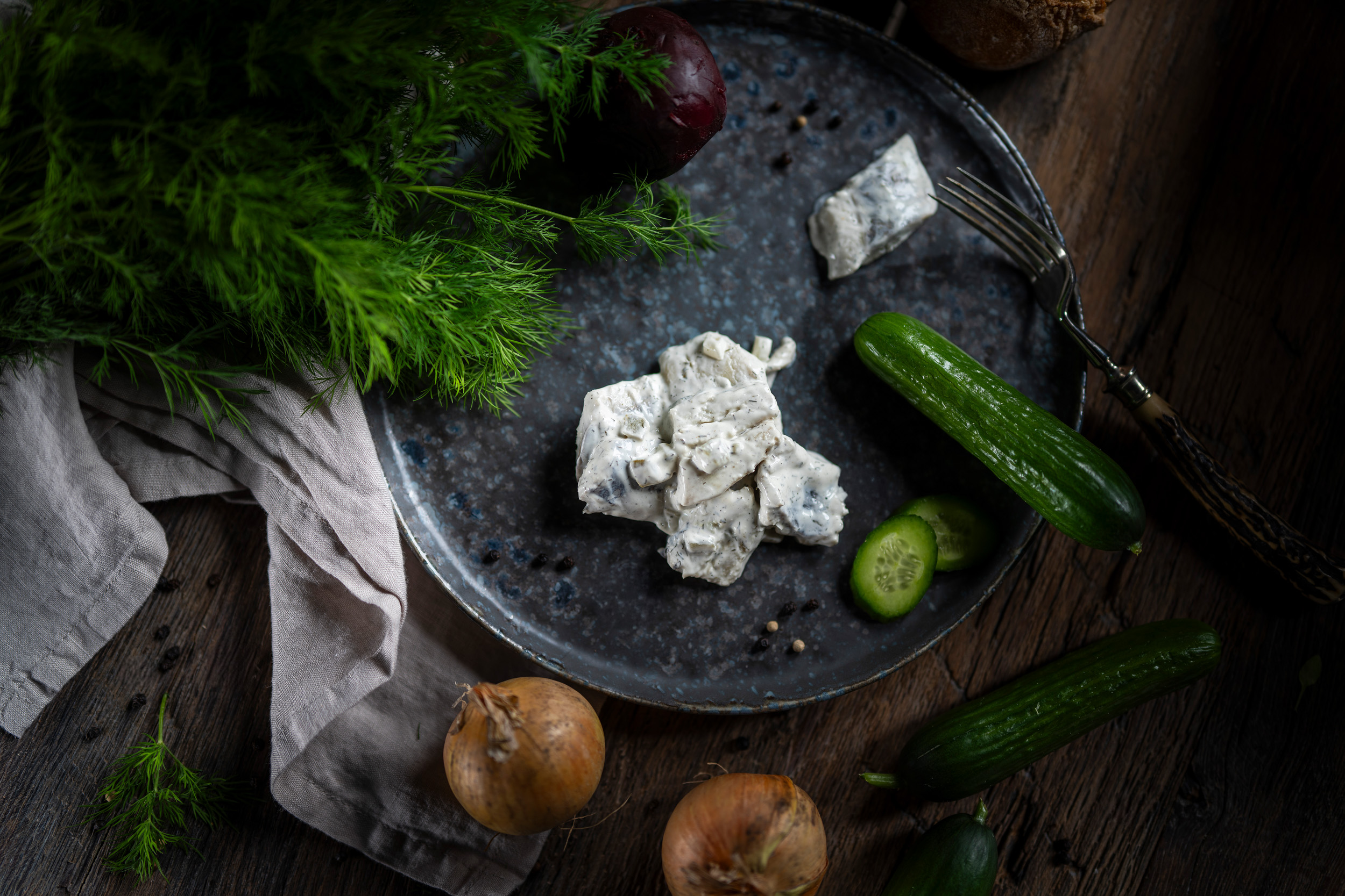 Dill-Happen: Fischhappen mit Frischkäse, Dill und Gurke, frisch maritim serviert.