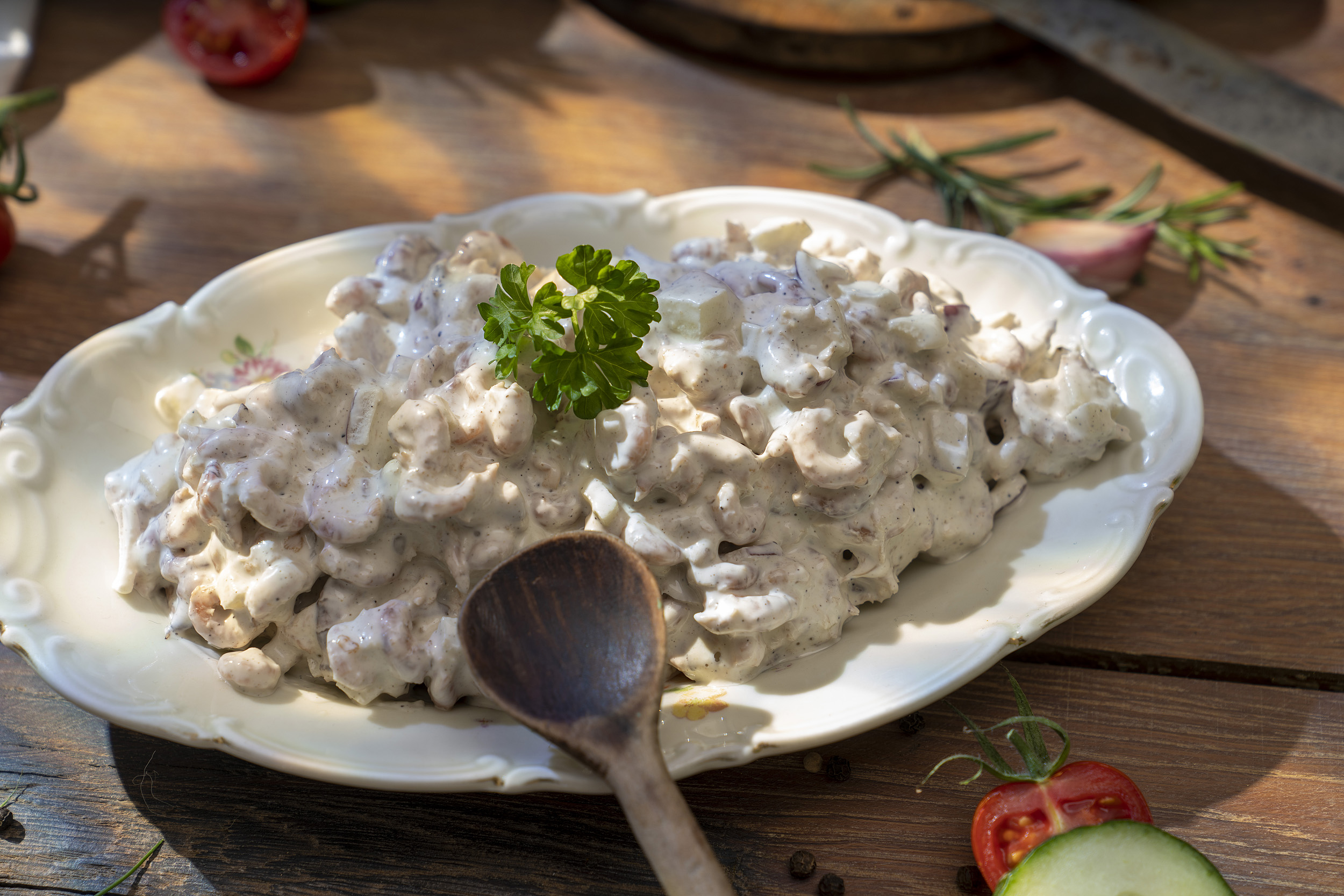 Scharfe Krabbe Scharfer Krabbensalat mit Apfel, Zwiebeln & Meerrettich, garniert mit frischer Petersilie.