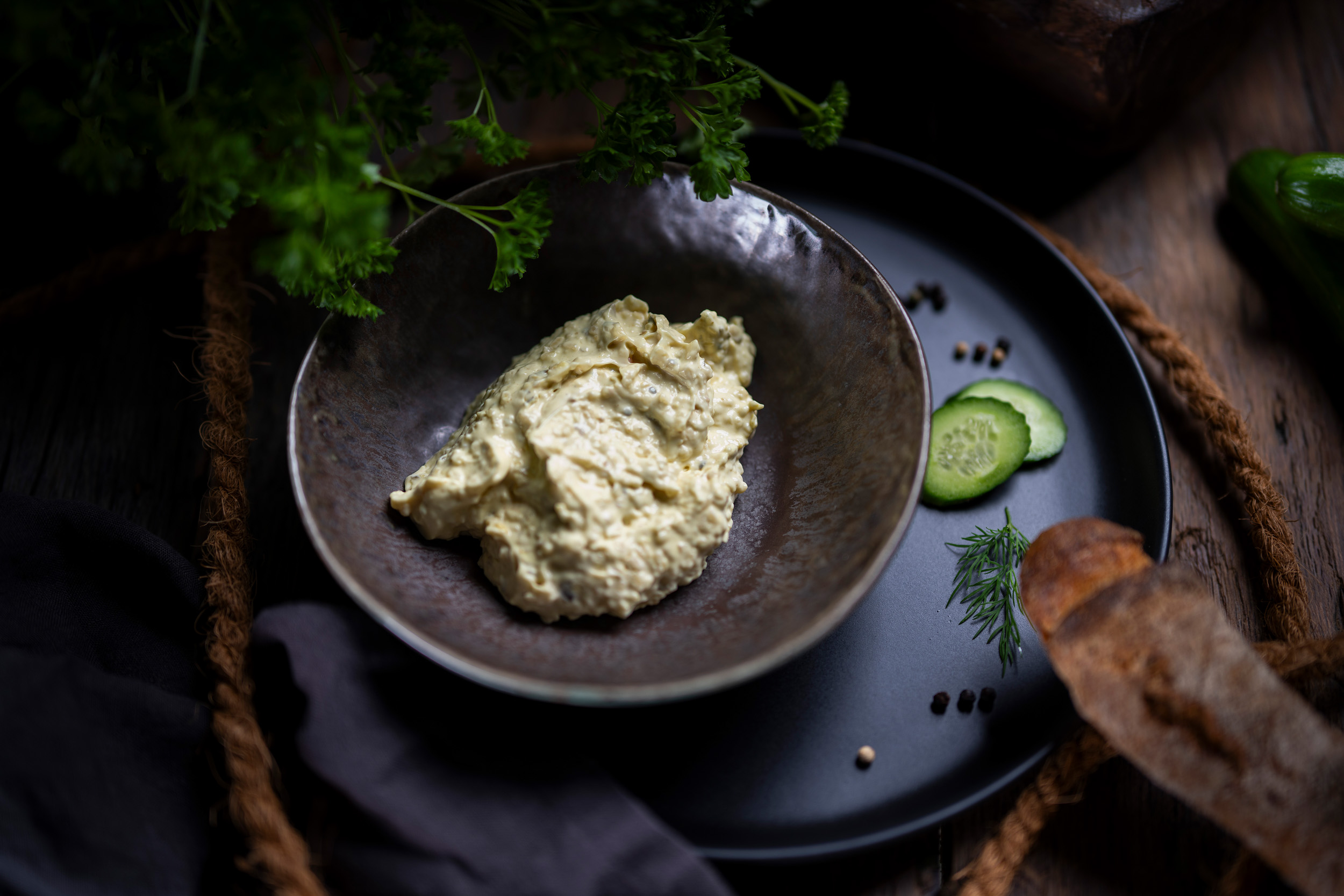 Feine Remouladen-Creme in weißer Schale, elegant garniert – cremig, aromatisch & delikat