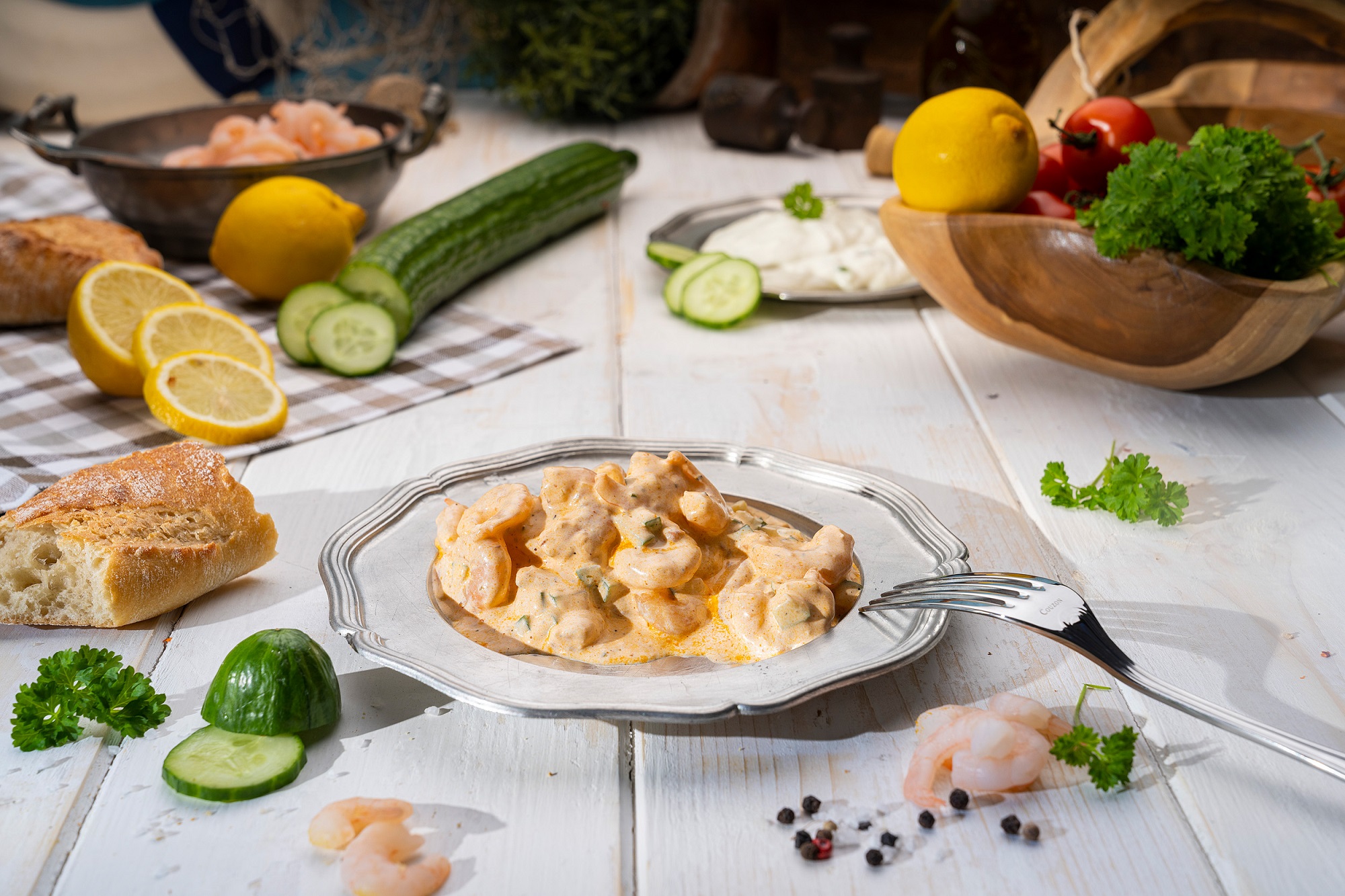 Cremiger Garnelen-Salat mit Mayonnaise, serviert in weißer Schale – frisch & appetitlich.