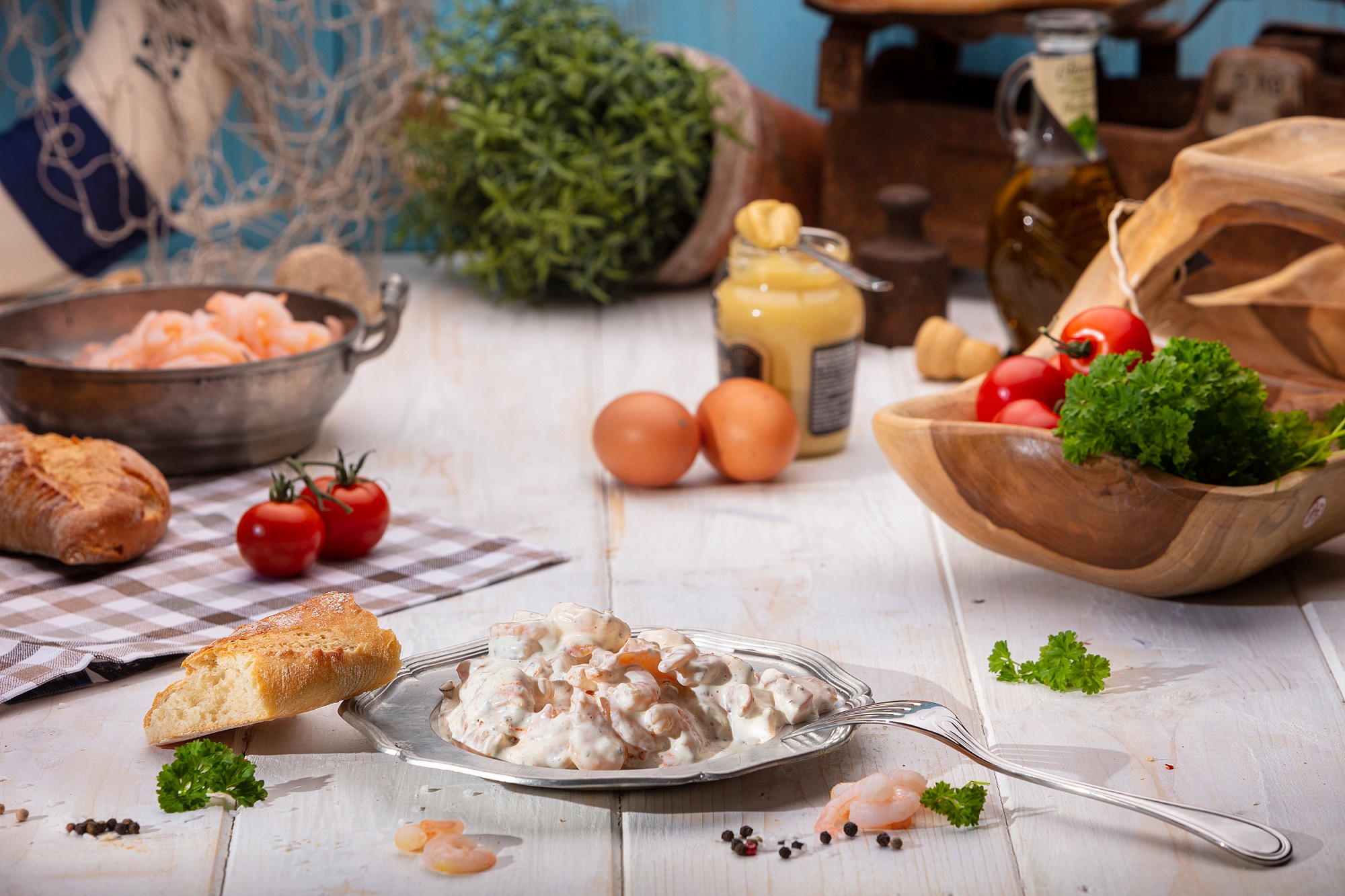 Cremiger Garnelen-Salat mit Mayonnaise, serviert in weißer Schale – frisch & appetitlich.
