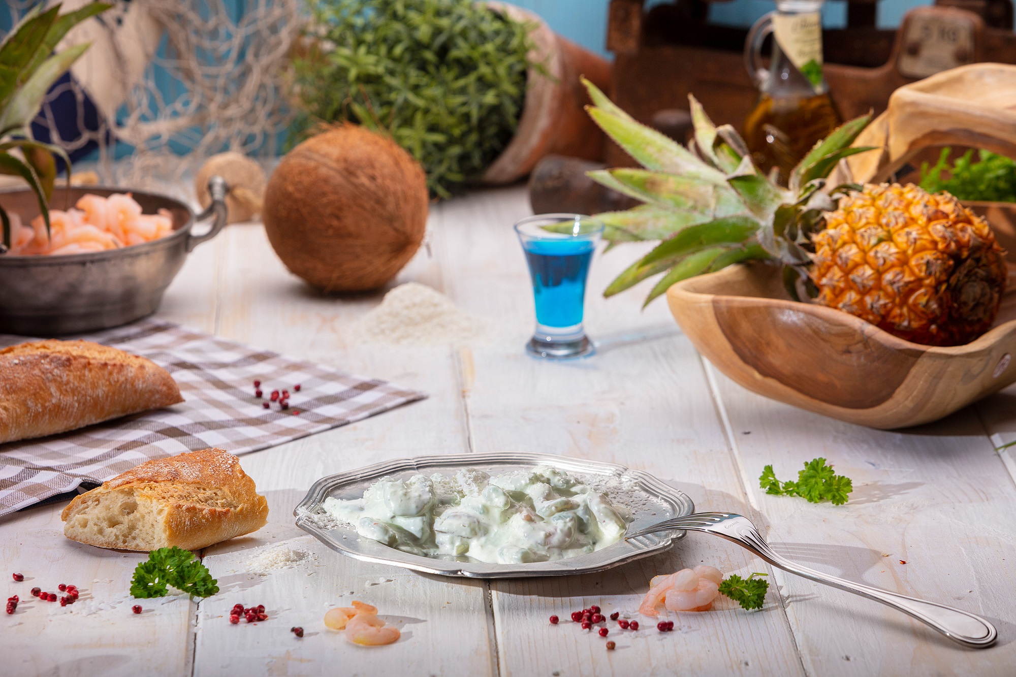 Cremiger Garnelen-Salat mit Mayonnaise, serviert in weißer Schale – frisch & appetitlich.