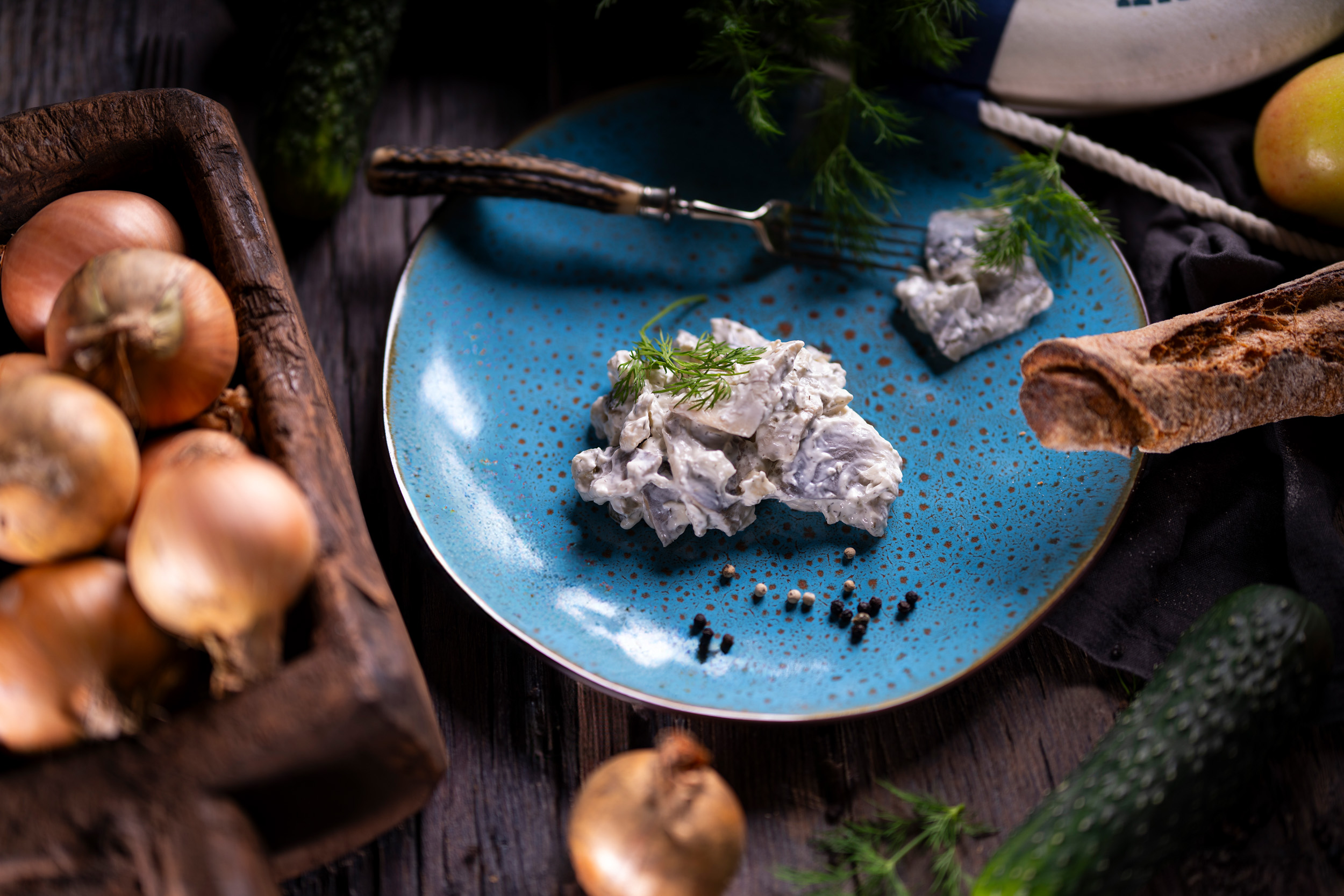 Friesentopf Friesentopf – Heringshappen mit Gurke, Sellerie, Paprika und Zwiebeln in pikantem Joghurt-Sahne-Dressing.